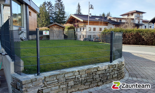 Doppelstabmatten schwer feuerverzinkt und anthrazit beschichtet mit Pfosten 60 x 40 mit Abdeckleisten mit Fussplatte wurde in Ebbs von Zaunteam Tirol Unterland, Schwoich im Jahr 2025 erstellt.