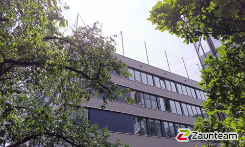 Ballfangzaun Diagonalgeflecht wurde in DübendorD von Zaunteam Zürich Oberland, Gutenswil im Jahr 2026 erstellt.