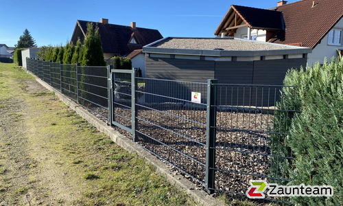 Doppelstabmatten schwer feuerverzinkt und anthrazit beschichtet mit Pfosten 60 x 40 mit Abdeckleisten einbetoniert wurde in Bonndorf-Wellendingen von Zaunteam Granacher, Lauchringen im Jahr 2024 erstellt.