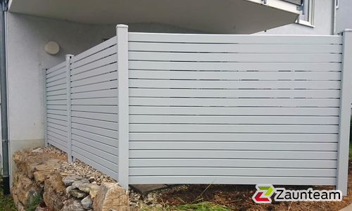 Alu Varioprofil Rhombus 80, Aluminiumpfosten vierkant 85 x 85 mm einbetoniert wurde in Friolzheim von Zaunteam Pforzheim, Neuhausen im Jahr 2020 erstellt.