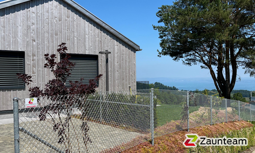 Diagonalgeflecht verzinkt mit Rohrpfosten verzinkt in Aussparung (CH) wurde in Wolfhalden von Zaunteam Appenzellerland, Wasserauen im Jahr 2025 erstellt.