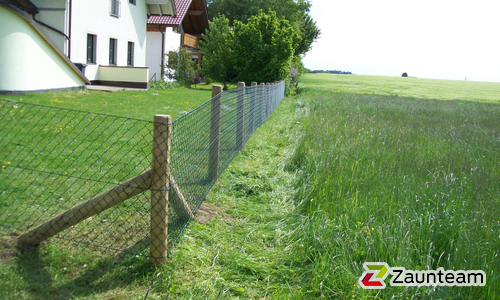 Diagonalgeflecht grün mit Tannenpfosten zylindrisch grün wurde in Weil von Zaunteam Ammersee, Hofstetten im Jahr 2021 erstellt.