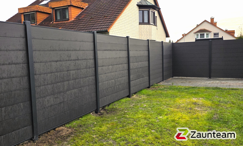 System WPC Sichtschutz, Classic mit Alupfosten einbetoniert wurde in Bielefeld von Zaunteam Teutoburger Land, Steinhagen im Jahr 2025 erstellt.