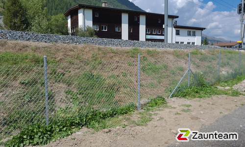 Diagonalgeflecht verzinkt mit Rohrpfosten verzinkt einbetoniert wurde in Bever von Zaunteam Engadin, Zernez im Jahr 2023 erstellt.