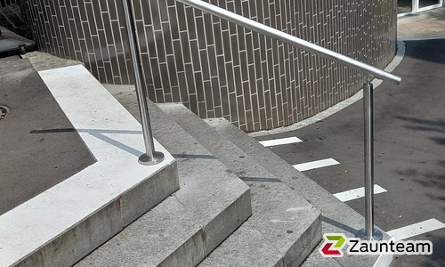 Edelstahl Handlauf geneigt mit Fussplatte wurde in Thalwil von Zaunteam Zürich, Dietikon im Jahr 2023 erstellt.