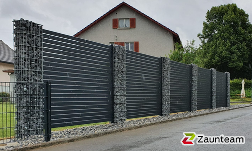 Alu Systemprofil anthrazit mit Aluminiumpfosten vierkant 60 x 60 mm einbetoniert wurde in Rheineck von Zaunteam Rheintal, Widnau im Jahr 2021 erstellt.
