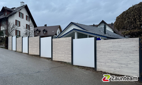 Alu Varioprofil glatt mit Aluminiumpfosten vierkant 85 x 85 mm einbetoniert wurde in Hagenbuch von Zaunteam Neftenbach, Neftenbach im Jahr 2025 erstellt.