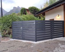 Modern Aluzaun aufgeschraubt wurde in Ovronnaz von Zaunteam Wallis, Niedergesteln im Jahr 2024 erstellt.