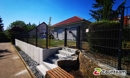 Doppelstabmatten schwer feuerverzinkt und anthrazit beschichtet mit Pfosten 60 x 40 mit Abdeckleistenmit Fussplatte wurde in Öhringen  von Zaunteam Schwäbisch Hall, Schwäbisch Hall im Jahr 2022 erstellt.