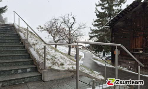 Edelstahl Handlauf geneigt einbetoniert wurde in Oberems von Zaunteam Wallis, Niedergesteln im Jahr 2025 erstellt.