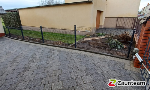 Deko-Doppelstabmatten Stuttgart anthrazit mit Pfosten 40x60 anthrazit mit Abdeckleisten wurde in Lutherstadt Wittenberg von Zaunteam Fläming, Coswig im Jahr 2022 erstellt.