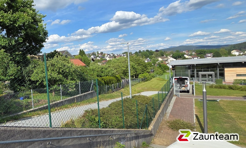 Diagonalgeflecht grün mit Rohrpfosten grün mit Fussplatte wurde in Regen  von Zaunteam Regen, Regen im Jahr 2026 erstellt.