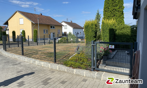 Doppelstabmatten schwer feuerverzinkt und anthrazit beschichtet mit Pfosten 60 x 40 mit Abdeckleisten einbetoniert wurde in Riedlingen von Zaunteam Oberschwaben, Obermarchtal im Jahr 2022 erstellt.