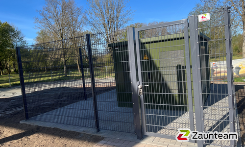 Doppelstabmatten schwer feuerverzinkt und anthrazit beschichtet mit Pfosten 60 x 40 mit Abdeckleisten einbetoniert wurde in Rumohr von Zaunteam Südostholstein, Högersdorf im Jahr 2026 erstellt.