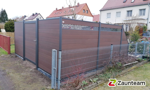 System WPC Sichtschutz, Platinum mit Alupfosten einbetoniert wurde in Lutherstadt Wittenberg von Zaunteam Fläming, Coswig im Jahr 2022 erstellt.
