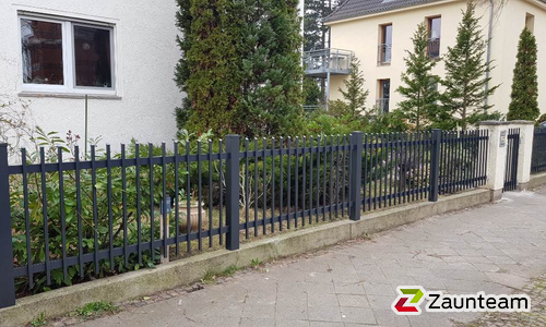 Palisaden Aluzaun aufgeschraubt wurde in Leipzig von Zaunteam Halle, Halle im Jahr 2024 erstellt.