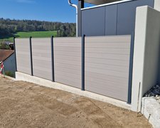  WPC Sichtschutz Discrétion / mit Fussplatte wurde in Eglisau von Zaunteam Zürich-Unterland, Oberhasli im Jahr 2024 erstellt.