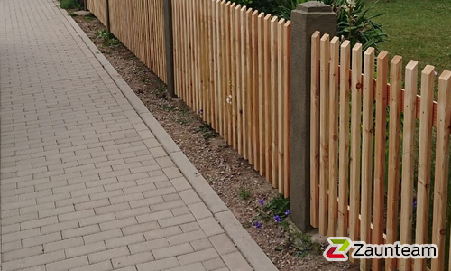 Lärchenzaun gerade mit Lärchenvierkantpfosten wurde in Erfurt von Zaunteam Thüringer Wald, Katzhütte im Jahr 2018 erstellt.