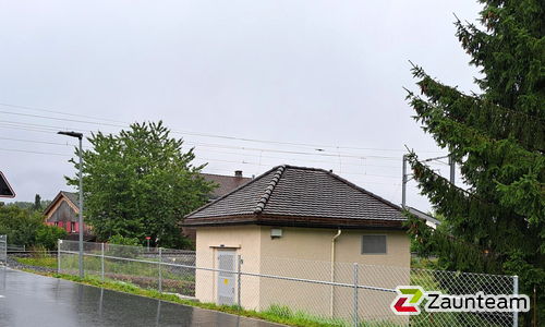 Diagonalgeflecht verzinkt mit Rohrpfosten verzinkt einbetoniert wurde in Buchs von Zaunteam Werdenberg, Werdenberg im Jahr 2025 erstellt.