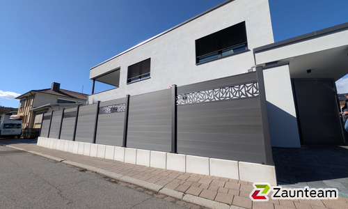 BPC Sichtschutz Nordheim Aluminiumpfosten 90 x 90 mm mit Fussplatte wurde in Remchingen von Zaunteam Pforzheim, Neuhausen im Jahr 2026 erstellt.