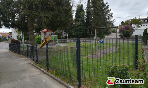Doppelstabmatten schwer vorverzinkt und anthrazit beschichtet mit Pfosten 60 x 40 mit Abdeckleisten einbetoniert wurde in Dietmannsried von Zaunteam Allgäu, Bad Hindelang - Unterjoch im Jahr 2020 erstellt.