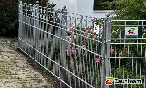 Decorzaun Bologna mit Decorzaun Pfosten einbetoniert wurde in Heidenheim von Zaunteam Ulm, Lonsee im Jahr 2024 erstellt.