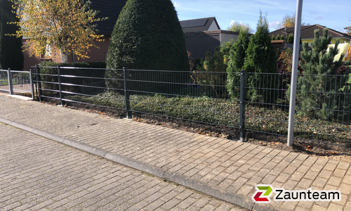 Doppelstabmatten leicht vorverzinkt und anthrazit beschichtet mit Pfosten 60 x 40 mit Abdeckleisten einbetoniert wurde in Neverin von Zaunteam Pasewalk, Pasewalk im Jahr 2025 erstellt.