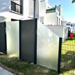 Alu Varioprofil glatt mit Aluminiumpfosten vierkant 85 x 85 mm einbetoniert wurde in Bensheim von Zaunteam Bergstraße-Ried, Lorsch im Jahr 2026 erstellt.