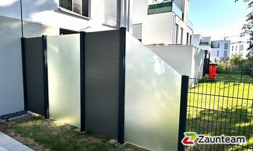 Alu Varioprofil glatt mit Aluminiumpfosten vierkant 85 x 85 mm einbetoniert wurde in Bensheim von Zaunteam Bergstraße-Ried, Lorsch im Jahr 2026 erstellt.