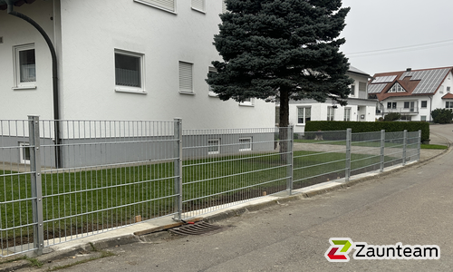 Doppelstabmatten schwer verzinkt mit Pfosten 40x60 verzinkt mit Abdeckleisten einbetoniert wurde in Achstetten von Zaunteam Oberschwaben, Obermarchtal im Jahr 2024 erstellt.