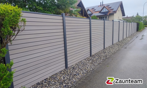 BPC Sichtschutz Eldrum Aluminiumpfosten 90 x 90 mm einbetoniert wurde in Aarwangen von Zaunteam Mittelland, Bützberg im Jahr 2026 erstellt.