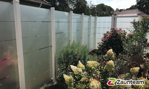 Glas Sichtschutz mit vierkant Aluminium-Klemmpfosten einbetoniert wurde in Rhauderfehn von Zaunteam Emsland, Rastdorf im Jahr 2020 erstellt.