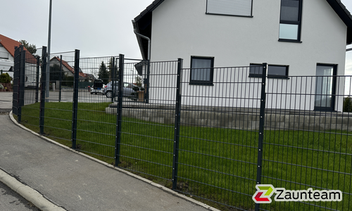 Doppelstabmatten schwer vorverzinkt und anthrazit beschichtet mit Pfosten 60 x 40 mit Abdeckleisten einbetoniert wurde in Munderkingen von Zaunteam Oberschwaben, Obermarchtal im Jahr 2023 erstellt.