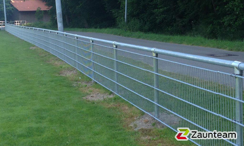 Rohrzaun verzinkt einbetoniert wurde in Ringschnait von Zaunteam Oberschwaben, Obermarchtal im Jahr 2014 erstellt.