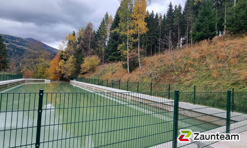 Doppelstabmatten schwer vorverzinkt und grün beschichtet mit Pfosten 40x60 mit Abdeckleisten mit Fussplatte wurde in Arriach von Zaunteam Kärnten-Mitte, Arnoldstein im Jahr 2025 erstellt.