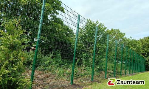Ballfang Doppelstab mit Pfosten grün und Abdeckleisten wurde in Lehrte von Zaunteam Hannover, Hannover im Jahr 2024 erstellt.