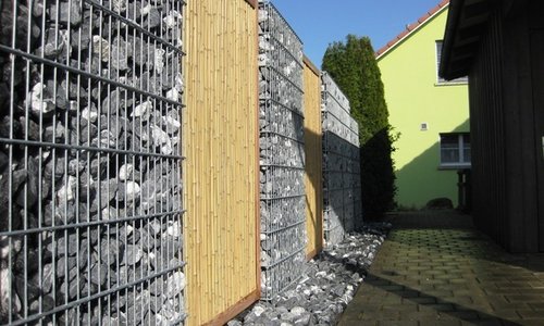 Gabionen mit Holz / U-Profil (CH) wurde in Felben-Wellhausen von Zaunteam Thurgau AG, Felben im Jahr 2013 erstellt.