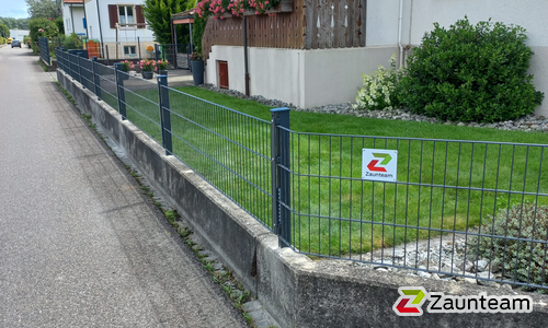 Doppelstabmatten leicht vorverzinkt und anthrazit beschichtet mit Pfosten 40x60 mit Abdeckleisten in Aussparung wurde in Schönenwerd von Zaunteam Aargau, Egliswil im Jahr 2024 erstellt.