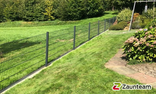 Doppelstabmatten leicht vorverzinkt und anthrazit beschichtet mit Pfosten Vario einbetoniert wurde in Bad Oeynhausen von Zaunteam Kischkel, Lübbecke im Jahr 2023 erstellt.