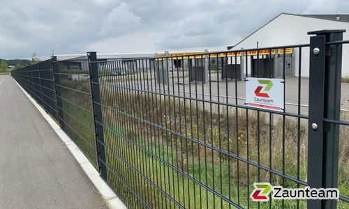 Doppelstabmatten schwer feuerverzinkt und anthrazit beschichtet mit Pfosten 60 x 40 mit Abdeckleisten einbetoniert wurde in Oberessendorf von Zaunteam Oberschwaben, Obermarchtal im Jahr 2021 erstellt.
