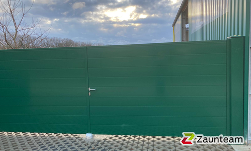 Aluminium Sichtschutztor 2-flüglig wurde in Treuenbrietzen von Zaunteam Fläming, Coswig im Jahr 2023 erstellt.