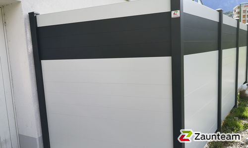 Alu Systemprofil mit Sonderprofilfüllung mit Aluminiumpfosten vierkant 90 x 90mm einbetoniert wurde in Naters von Zaunteam Wallis, Niedergesteln im Jahr 2020 erstellt.