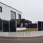 Glas Sichtschutz mit vierkant Aluminium-Klemmpfosten einbetoniert, Zaunteam Zollernalb, Burladingen-Ringingen, 72145 Hirrlingen Glas Sichtschutz mit vierkant Aluminium-Klemmpfosten einbetoniert wurde in Hirrlingen von Zaunteam Zollernalb, Burladingen-Ringingen im Jahr 2025 erstellt.