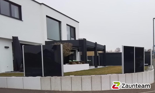 Glas Sichtschutz mit vierkant Aluminium-Klemmpfosten einbetoniert wurde in Hirrlingen von Zaunteam Zollernalb, Burladingen-Ringingen im Jahr 2025 erstellt.