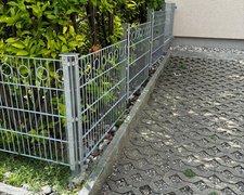 Deko-Doppelstabmatten Wiesbaden verzinkt mit Pfosten 40x60 verzinkt mit Abdeckleisten einbetoniert wurde in Balzers von Zaunteam Heidiland, Bad Ragaz im Jahr 2024 erstellt.