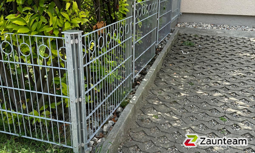 Deko-Doppelstabmatten Wiesbaden verzinkt mit Pfosten 40x60 verzinkt mit Abdeckleisten einbetoniert wurde in Balzers von Zaunteam Heidiland, Bad Ragaz im Jahr 2024 erstellt.