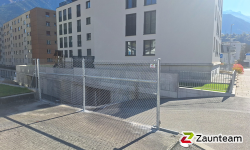 Diagonalgeflecht verzinkt mit Rohrpfosten verzinkt mit Fussplatte (CH) wurde in Naters von Zaunteam Wallis, Niedergesteln im Jahr 2025 erstellt.