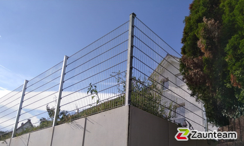 Doppelstabmatten schwer verzinkt mit Pfosten 40x60 verzinkt mit Abdeckleisten mit Fussplatte wurde in Neuenbürg von Zaunteam Pforzheim, Neuhausen im Jahr 2023 erstellt.