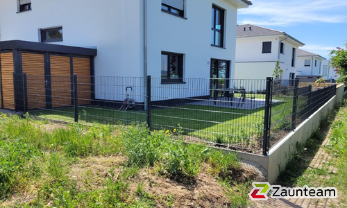 Doppelstabmatten schwer feuerverzinkt und anthrazit beschichtet mit Pfosten 60 x 40 mit Abdeckleistenmit Fussplatte wurde in Ingelheim von Zaunteam Hunsrück-Nahe, Bad Kreuznach im Jahr 2022 erstellt.