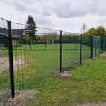 Doppelstabmatten schwer vorverzinkt und grün beschichtet mit Pfosten 60 x 40 mit Abdeckleisten einbetoniert wurde in Wangerland von Zaunteam Friesische-Wehde, Zetel im Jahr 2026 erstellt.